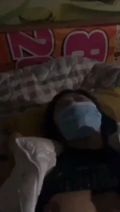 简介有群，跟邻居熟女露脸偷情，饥渴难耐没脱衣服就迫不及待的爆操