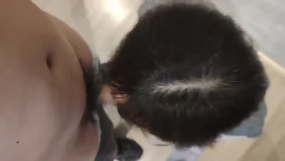 【雨哥原创】短发骚逼跪吃大鸡吧很饥渴