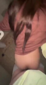 重庆某公园厕所后入人妻，害怕外面有人听到。